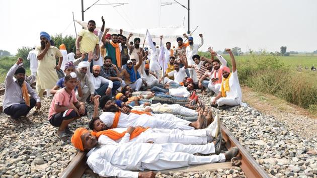 Farmers raise slogans while occupying a railway track during 'rail roko' protest at Devi Dasspura village, in Amritsar, Punjab.(HYT photo)