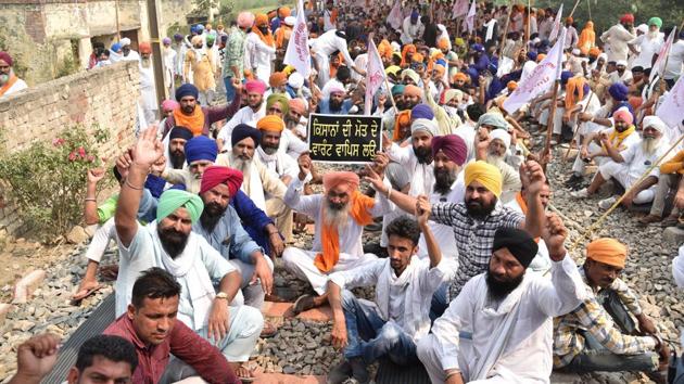 Farmers raise slogans while occupying a railway track during 'rail roko' protest against the passing of agriculture reform bills in the Parliament, at Devi Dasspura village, in Amritsar, Punjab. (HT photo) Farmers raise slogans while occupying a railway track during 'rail roko' protest against the passing of agriculture reform bills in the Parliament, at Devi Dasspura village, in Amritsar, Punjab. (HT photo)