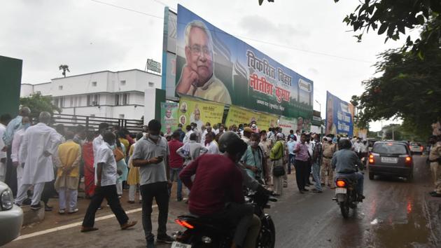 A large numbers of JDU workers at party office for a meeting with chief minister Nitish Kumar as part of Assembly election campaigning at Veerchand Patel Marg in Patna, Bihar on Tuesday.(Parwaz Khan/HT Photo)