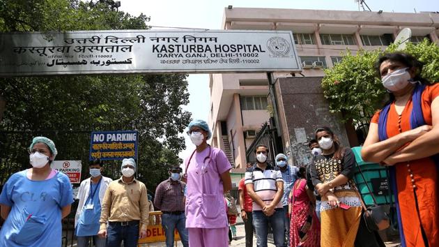 Doctors and Medical staff of Kasturba Gandhi Hospital during the silent protest for allegedly not receiving salaries for the last three months, in New Delhi.(ANI)