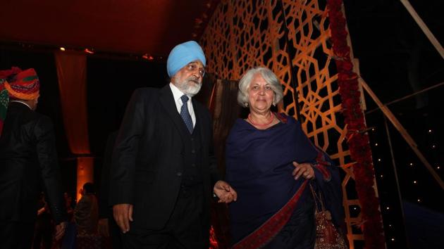 Former deputy Chairman of the Planning Commission Montek Singh Ahluwalia with his wife Isher Judge Ahluwalia. Economist and Padma Bhushan awardee Isher Judge Ahluwalia died on Saturday, September 26, 2020 after battling brain cancer for nearly a year. She was 74.(MANOJ VERMA/HT ARCHIVE)