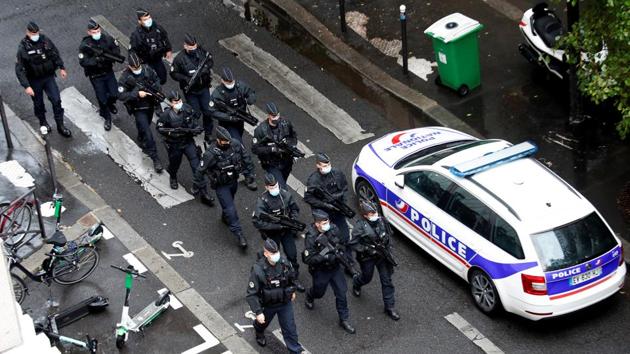 Police officers arrive at the scene of an incident near the former offices of French magazine Charlie Hebdo, in Paris, France September 25, 2020.(REUTERS) Police officers arrive at the scene of an incident near the former offices of French magazine Charlie Hebdo, in Paris, France September 25, 2020.(REUTERS)