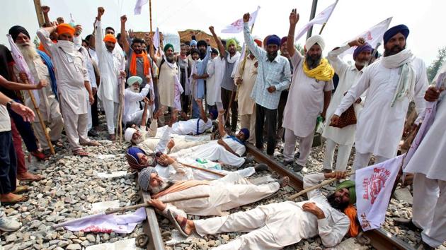 Farmers shout slogans as they block a railway track during a protest against farm bills passed by Parliament, in Devi Dasspura village on the outskirts of Amritsar in Punjab on September 24.(REUTERS)