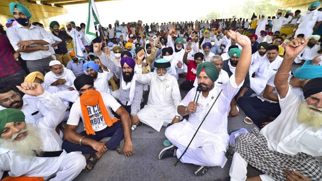 Farmers unions protesting near Ladhowal toll plaza in Ludhiana on Friday.(Gurpreet Singh/HT)