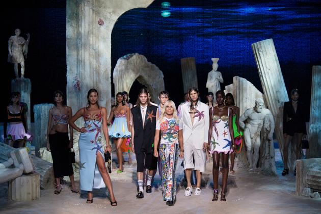 Milan Fashion Week: Donatella Versace Gives Fashion's '80s Trend the Royal  Treatment