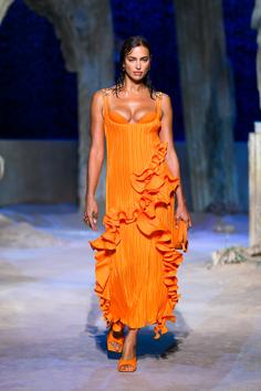 A model presents a creation from the Versace Spring/Summer 2021 women's and men's collection during a digital show in Milan, Italy, September 25, 2020. (via REUTERS) A model presents a creation from the Versace Spring/Summer 2021 women's and men's collection during a digital show in Milan, Italy, September 25, 2020. (via REUTERS)