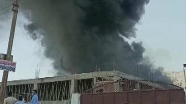 A under construction building in Kasna, Greater Noida catches fire.(ANI/Twitter) A under construction building in Kasna, Greater Noida catches fire.(ANI/Twitter)