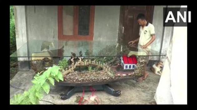 The image shows the sculptor Ningwon Zingkhai with his creation.(Twitter/ANI) The image shows the sculptor Ningwon Zingkhai with his creation.(Twitter/ANI)
