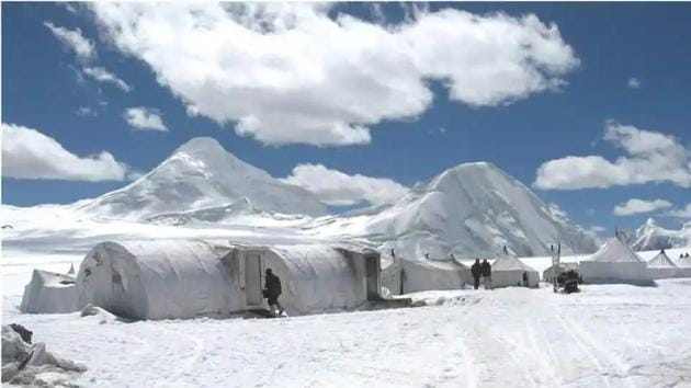 In this picture, Indian Army personnel set up camp at an unknown location in Siachen Glacier.(Twitter/@ADGPI)