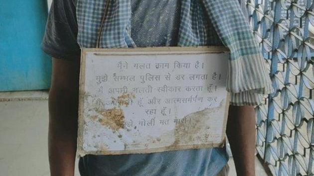 Naeem hung a placard around his neck requesting police officers to not shoot him.(SAMBHAL POLICE/Twitter)