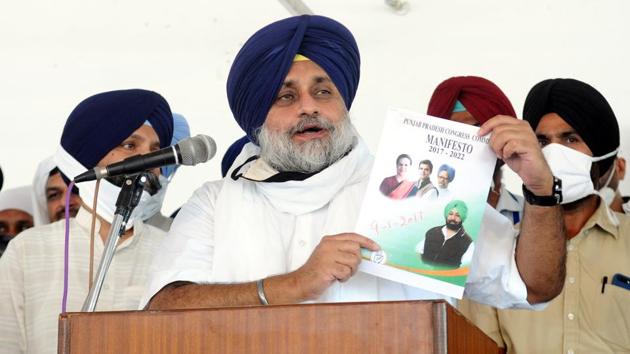 Shiromani Akali Dal (SAD) president Sukhbir Singh Badal addressing party workers at Gurdwara Bhadurgarh Sahib in Patiala, Punjab on Saturday.(Bharat Bhushan/HT File Photo)