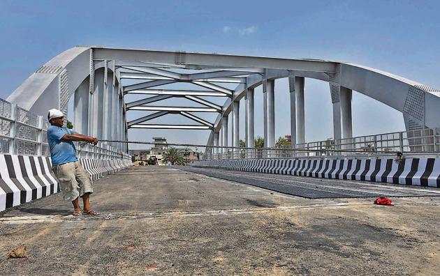 The 132-year-old bridge, which is a major lifeline of the city, was closed for heavy vehicles in May 2016 after its girders were found badly corroded. Two months later, in July, it was closed for all vehicles except two-wheelers.(HARSIMAR PAL SINGH)