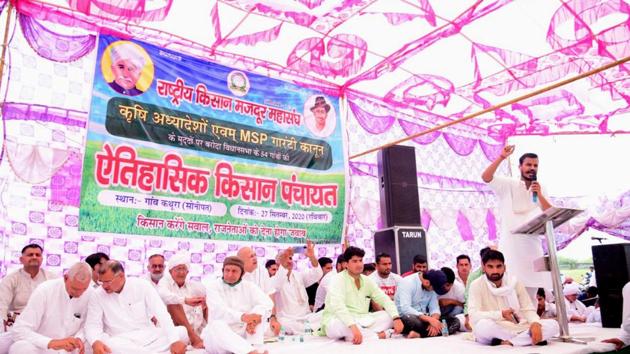Politicians at the Kisan Mahapanchayat in Baroda's Kathura village on Sunday.(HT Photo) Politicians at the Kisan Mahapanchayat in Baroda's Kathura village on Sunday.(HT Photo)