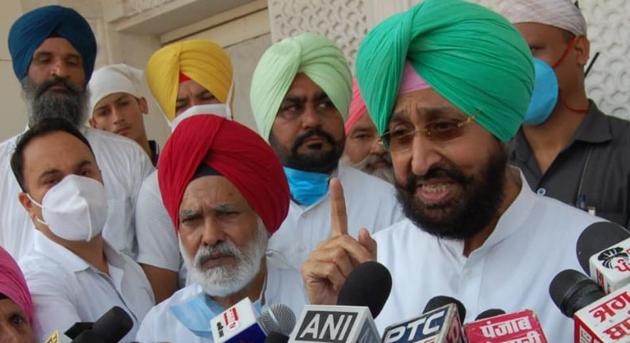 Punjab Congress MPs Partap Singh Bajwa and Shamsher Singh Dullo (in red turban) interacting with mediapersons at Golden Temple in Amritsar on Monday.(Sameer Sehgal/HT) Punjab Congress MPs Partap Singh Bajwa and Shamsher Singh Dullo (in red turban) interacting with mediapersons at Golden Temple in Amritsar on Monday.(Sameer Sehgal/HT)
