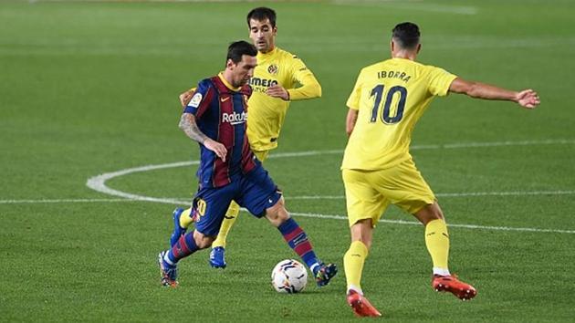 Lionel Messi with the ball against Roma.(Getty Images)