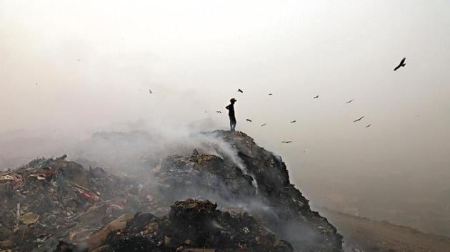 A 2015 IIT-Kanpur study had found that waste burning is one of the primary contributors to air pollution in the Capital.(Sanchit Khanna/HT Archive)