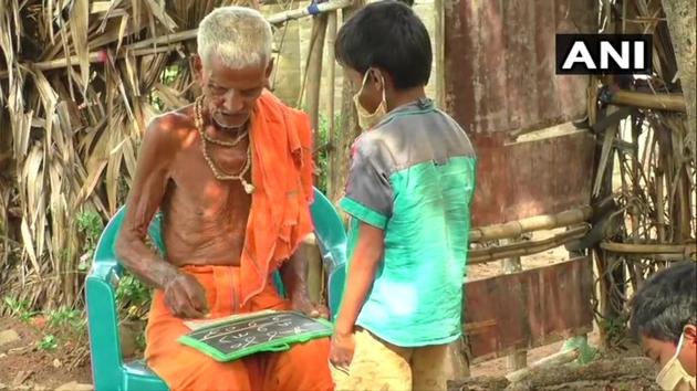 Nanda Prasty, the old teacher, with a student.(Twitter/@ANI) Nanda Prasty, the old teacher, with a student.(Twitter/@ANI)