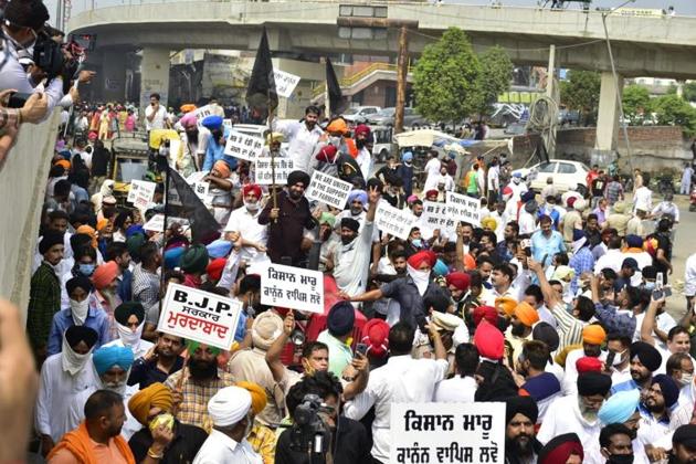 Congress MLA and former minister Navjot Singh Sidhu emerged from a year-long political hiatus last week but the time out failed to dent his popularity. He remains a crowd puller as his protest in Amritsar last week against the farm legislation showed.(Sameer Sehgal/HT)