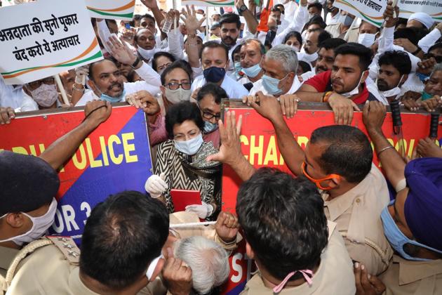 The Congress workers who began to move in a procession from party office in Sector 9 were stopped by the Chandigarh police and only a few leaders were allowed to proceed towards Raj Bhawan due to Covid-19 restrictions.(HT PHOTO) The Congress workers who began to move in a procession from party office in Sector 9 were stopped by the Chandigarh police and only a few leaders were allowed to proceed towards Raj Bhawan due to Covid-19 restrictions.(HT PHOTO)