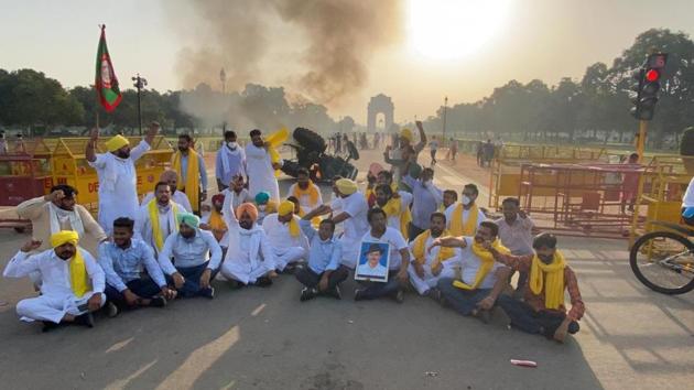 Passersby said the men raised slogans of “Jai Jawan Jai Kisan” and clicked pictures with the burning tractor.(Sourced)