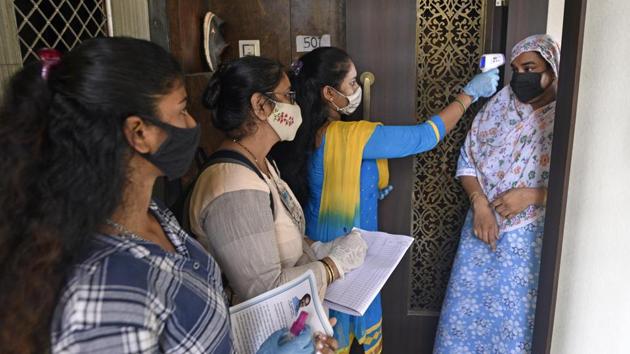 Health care workers screen a woman during door-to-door checkups in Jogeshwari, Mumbai on September 27. The Union Health Ministry’s Covid-19 update on September 28 shows that 82,170 new cases of coronavirus infection recorded in the last 24 hours have pushed the nationwide tally past 6 million. (Satyabrata Tripathy / HT Photo)