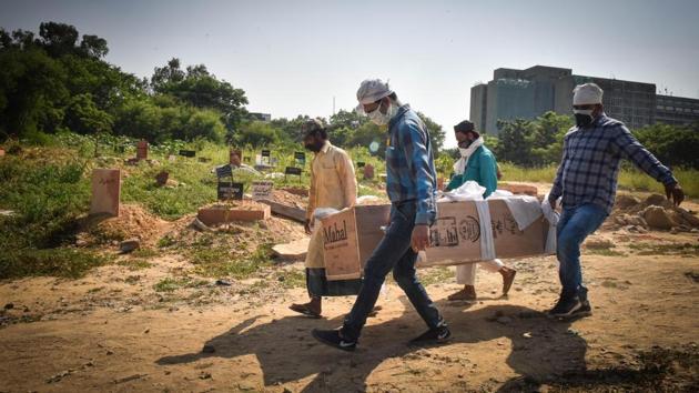 Relatives and graveyard workers proceed to bury a person who succumbed to Covid-19 in New Delhi on September 27. The seven-day average of daily deaths has increased from 984 deaths per day for the week ending September 1 to 1,096 for the week ending September 27. At least 1,039 people succumbed to the disease in the last 24 hours which pushed the cumulative death toll to 95,542. (Sanchit Khanna / HT Photo) Relatives and graveyard workers proceed to bury a person who succumbed to Covid-19 in New Delhi on September 27. The seven-day average of daily deaths has increased from 984 deaths per day for the week ending September 1 to 1,096 for the week ending September 27. At least 1,039 people succumbed to the disease in the last 24 hours which pushed the cumulative death toll to 95,542. (Sanchit Khanna / HT Photo)