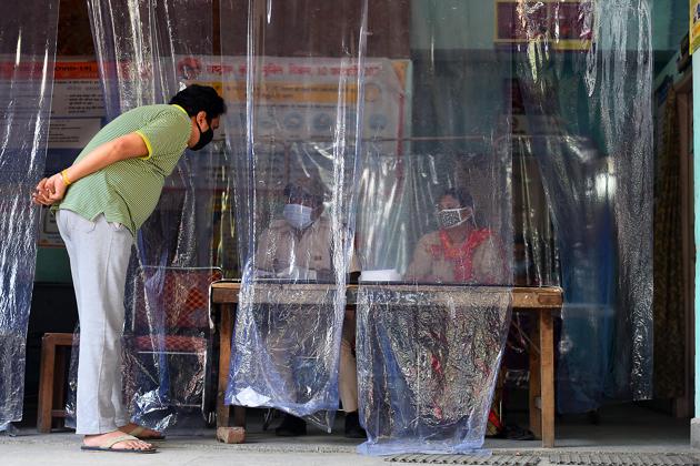 A man inquires at a helpdesk at a coronavirus testing centre, New Delhi, September 27, 2020(Raj K Raj/HT PHOTO) A man inquires at a helpdesk at a coronavirus testing centre, New Delhi, September 27, 2020(Raj K Raj/HT PHOTO)