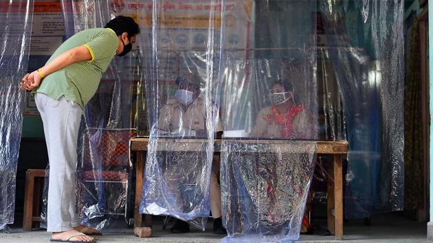 A man inquires at a help desk during coronavirus testing at a dispensary in New Delhi on September 27. Out of the 60,74,703 Covid-19 cases logged in the country, 9,62,640 are active cases while 50,16,521 patients have been cured or discharged from hospitals, health ministry data shows. (Raj K Raj / HT Photo) A man inquires at a help desk during coronavirus testing at a dispensary in New Delhi on September 27. Out of the 60,74,703 Covid-19 cases logged in the country, 9,62,640 are active cases while 50,16,521 patients have been cured or discharged from hospitals, health ministry data shows. (Raj K Raj / HT Photo)