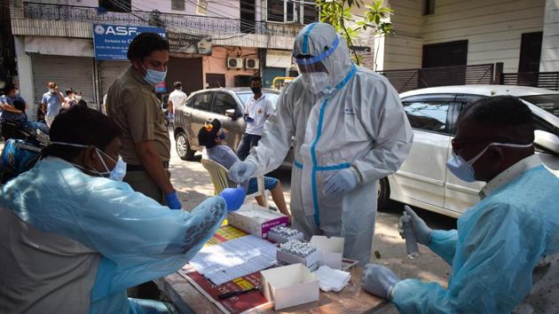 A health worker (R) hands over a collected swab sample to colleagues during coronavirus testing in New Delhi on September 27. On September 1, a total of 50 people died for every million residents in the country. This number increased to 62 by September 15, and, as on September 27, this stands at 71 deaths per million residents, according to HT’s Covid-19 dashboard. (Sanchit Khanna / HT Photo) A health worker (R) hands over a collected swab sample to colleagues during coronavirus testing in New Delhi on September 27. On September 1, a total of 50 people died for every million residents in the country. This number increased to 62 by September 15, and, as on September 27, this stands at 71 deaths per million residents, according to HT’s Covid-19 dashboard. (Sanchit Khanna / HT Photo)