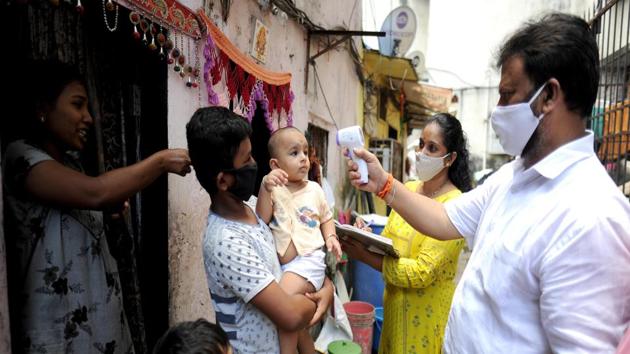 Health workers conduct door-to-door Covid-19 screening in Mumbai on Sunday.(ANI) Health workers conduct door-to-door Covid-19 screening in Mumbai on Sunday.(ANI)