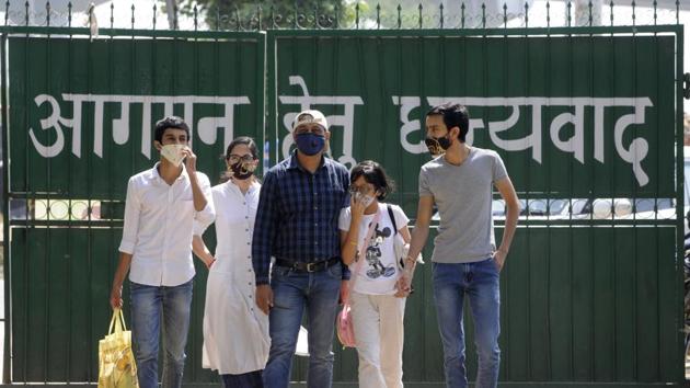 India’s R value dropped from 1.1 to 0.9 during the same week, the study indicated, adding that the durability of this trend depends on the infection rate in the cities of Mumbai, Pune, Chennai, Kolkata and Bengaluru.(Sunil Ghosh / Hindustan Times) India’s R value dropped from 1.1 to 0.9 during the same week, the study indicated, adding that the durability of this trend depends on the infection rate in the cities of Mumbai, Pune, Chennai, Kolkata and Bengaluru.(Sunil Ghosh / Hindustan Times)