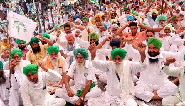 Bharti Kisan Union (Sidhupur) members protesting against the Centre’s farm laws outside the district administration complex in Bathinda on Tuesday.(Sanjeev Kumar/HT)