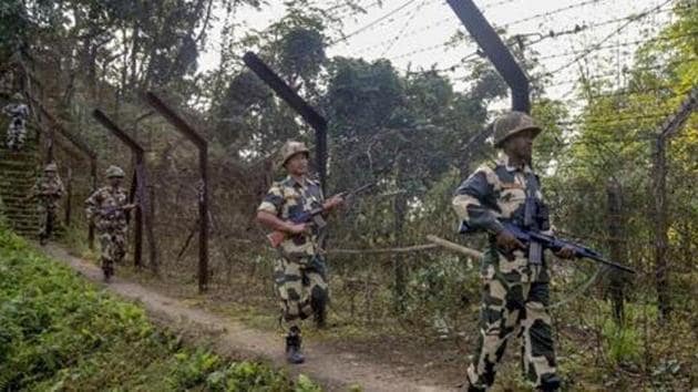 Late on Monday night, the BSF troops intercepted two vehicles trying to cross into the Indian territory.(PTI)