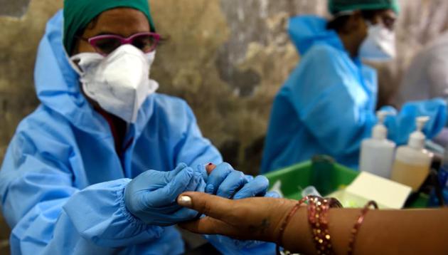 BMC health workers collect plasma samples from patients who have recovered from Covid-19.(Satish Bate/HT Photo) BMC health workers collect plasma samples from patients who have recovered from Covid-19.(Satish Bate/HT Photo)