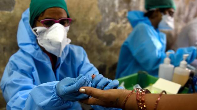 BMC health workers collect plasma samples from patients who recovered from Covid-19, in Mumbai.(Satish Bate/HT file)