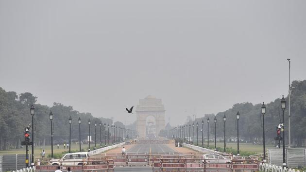 A mild haze seen along Rajpath, in New Delhi, India, on Thursday.(Sanjeev Verma/HT PHOTO)
