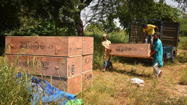 Workers unload low cost coffins to be used for funerals of Covid-19 victims at a graveyard in ITO in New Delhi on September 27. India recorded 776 fatalities between September 29 and 29 morning, which pushed the death toll to 96,318, according to the health ministry. (Sanchit Khanna / HT Photo) Workers unload low cost coffins to be used for funerals of Covid-19 victims at a graveyard in ITO in New Delhi on September 27. India recorded 776 fatalities between September 29 and 29 morning, which pushed the death toll to 96,318, according to the health ministry. (Sanchit Khanna / HT Photo)