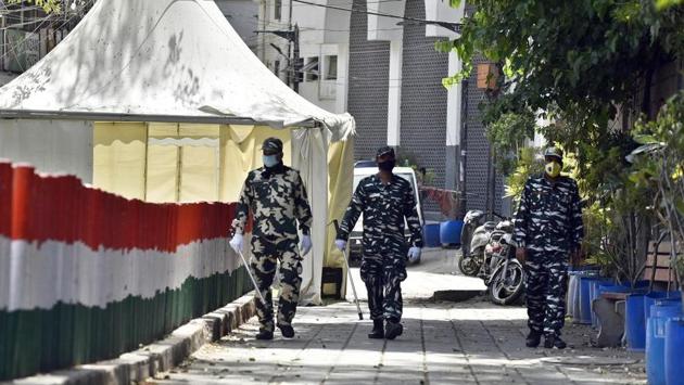 Paramilitary personnel at the cordoned off entry route to Tablighi Jamaat's Alami Markaz Banglewali Masjid building in New Delhi, in April.(HT file)