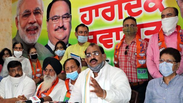 BJP Punjab president Ashwani Sharma addressing the media at BJP office near Clock Tower in Ludhiana on Tuesday.(Gurpreet Singh/HT)