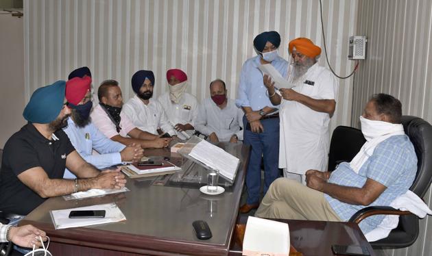 SAD councillors handing over a memorandum to mayor Balkar Sandhu at the MC’s Zone B office near Shingar Cinema in Ludhiana on Tuesday.(Harsimar Pal Singh/HT)