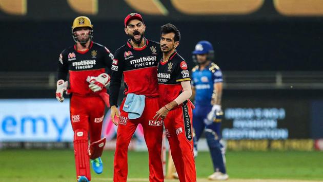 Royal Challengers Bangalore players Yuzvendra Chahal, Virat Kohli and others celebrate the wicket of Mumbai Indians batsman Quinton de Kock during the Indian Premier League 2020 cricket match.(PTI)