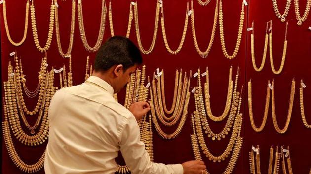 The Indian spot gold price as of today is <span class='webrupee'>₹</span>49,260, up 0.02%. Global spot gold growth rate, meanwhile, was 0.14% and global spit price is $1883.7 (REUTERS/Sivaram V/File Photo)