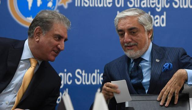 Pakistan's Foreign Minister Shah Mahmood Qureshi (left) speaks with Chairman of the High Council for National Reconciliation of Afghanistan Abdullah Abdullah during an event at the Institute of Strategic Studies in Islamabad on September 29.(AFP)