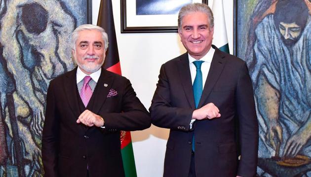 Chairman of the High Council for National Reconciliation of Afghanistan Abdullah Abdullah (L) greets with Pakistani Foreign Minister Shah Mahmood Qureshi (R) at the Ministry of Foreign Affairs in Islamabad.(AFP photo)