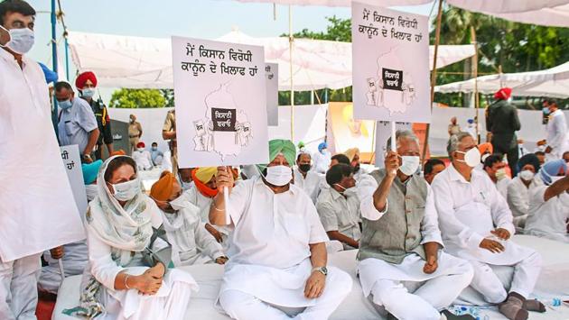 Punjab CM Captain Amarinder Singh along with Congress party members during a sit in over the farm laws at Khatkar Kalam in Shaheed Bhagat Singh Nagar on September 28. In another show of resistance from Punjab, long-time ally Shiromani Akali Dal (SAD) exited from the BJP-led National Democratic Alliance (NDA). (PTI) Punjab CM Captain Amarinder Singh along with Congress party members during a sit in over the farm laws at Khatkar Kalam in Shaheed Bhagat Singh Nagar on September 28. In another show of resistance from Punjab, long-time ally Shiromani Akali Dal (SAD) exited from the BJP-led National Democratic Alliance (NDA). (PTI)