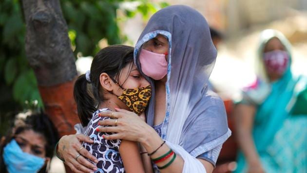 Relatives mourn the death of a man due to the coronavirus disease (Covid-19), at a crematorium in New Delhi, India.(REUTERS) Relatives mourn the death of a man due to the coronavirus disease (Covid-19), at a crematorium in New Delhi, India.(REUTERS)