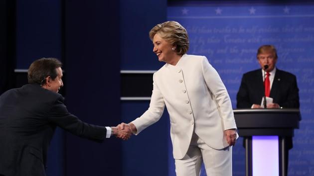 Former Secretary of State Hillary Clinton shakes hands with Fox News anchor and moderator Chris Wallace as Republican presidential nominee Donald Trump looks on after the third US presidential debate in Las Vegas on October 19, 2016. This year too, Fox News Sunday television anchor Chris Wallace will moderate the first presidential debate between Donald Trump and Joe Biden. (WIN MCNAMEE / AFP)