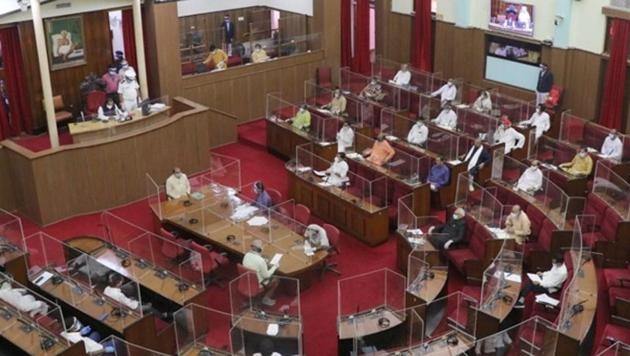 With one-third of the 147 MLAs including deputy Speaker Rajani Kant Singh infected by Covid-19, less than 100 MLAs attended the Assembly as they sat away from each other with clear plastic boards separating them.(HT PHOTO.)