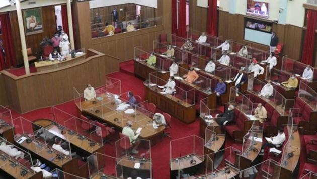 With one-third of the 147 MLAs including deputy Speaker Rajani Kant Singh infected by Covid-19, less than 100 MLAs attended the Assembly as they sat away from each other with clear plastic boards separating them.(HT PHOTO.) With one-third of the 147 MLAs including deputy Speaker Rajani Kant Singh infected by Covid-19, less than 100 MLAs attended the Assembly as they sat away from each other with clear plastic boards separating them.(HT PHOTO.)