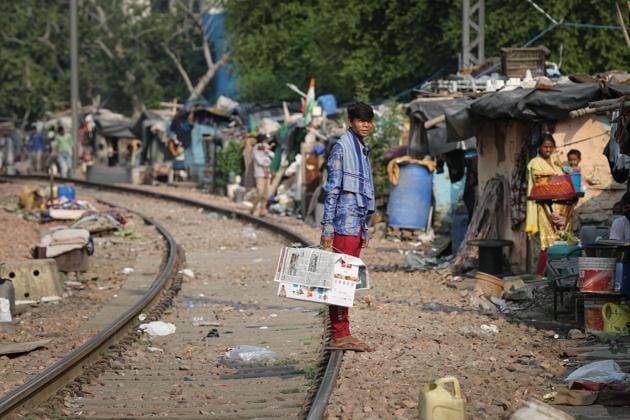 Slum dwellers seen at railway tracks, Sarai Rohilla, New Delhi, September 15, 2020(Sanchit Khanna/HT PHOTO)